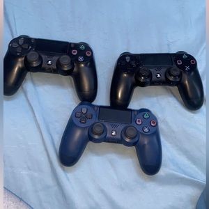 3 ps4 controllers